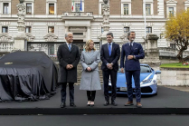 La police italienne prend livraison de sa nouvelle Lamborghini de service, enfin quelque chose à mettre dedans aussi - 1 - Lamborghini Urus Performante 2023 Italian Police 01