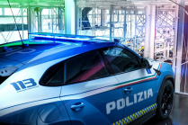 La police italienne prend livraison du nouveau service Lamborghini, enfin quelque chose rentre dedans aussi - 12 - Lamborghini Urus Performante 2023 Italian Police 12