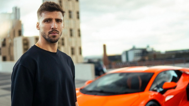 Možná nejlepší fotbalový obránce světa ukázal své nové auto, zářit v něm bude míle na všechny strany