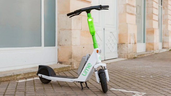 Paris est la première grande ville à interdire les scooters électriques, 14 000 d'entre eux doivent être retirés des rues d'ici trois jours.