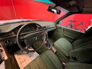 Le premier propriétaire a caché une Mercedes indestructible dans le garage pendant 37 ans, qui ne sera pas arrêtée même par l'apocalypse, maintenant presque inutilisée est à vendre - 4 - Mercedes W124 200D 1987 nejety sale 04