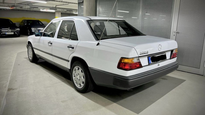 První majitel 37 let schovával v garáži nezničitelný Mercedes, který nezastaví ani apokalypsa, teď téměř nejetý je na prodej