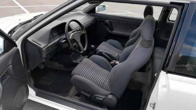 Tento obyčejně vypadající, 32 let starý hatchback s víc jak 140 tisíci km se prodává za 600 tisíc Kč. Není to vtip ani překlep