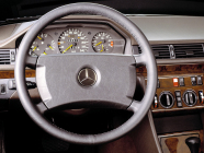 L'indestructible Mercedes diesel a une fois de plus prouvé son immortalité, même après 8 ans de croissance dans le sol, elle a sauté dans la voiture et est partie - 3 - Mercedes-Benz W124 photo d'illustration 03