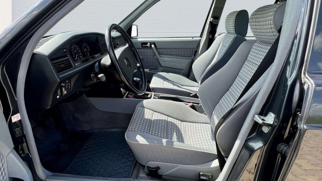 Nezničitelný Mercedes, který přežije i apokalypsu, je k mání dodnes nejetý po 1. majiteli, nezradí ho ani elektrická okna