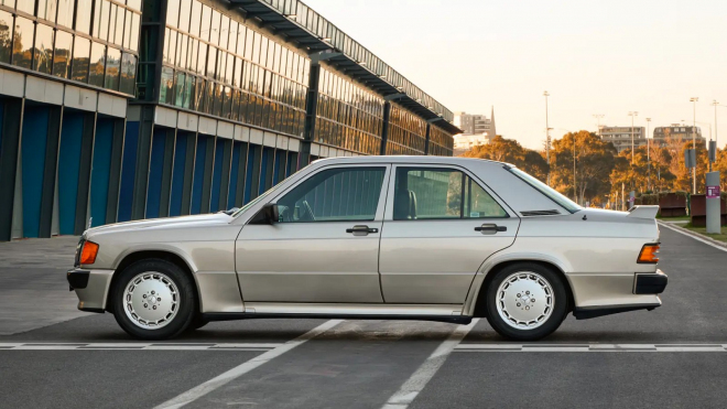 Tohle 40 let staré auto s 250 tisíci najetými km se má brzy prodat za 7 milionů Kč, stačí, že pomáhalo psát historii Formule 1