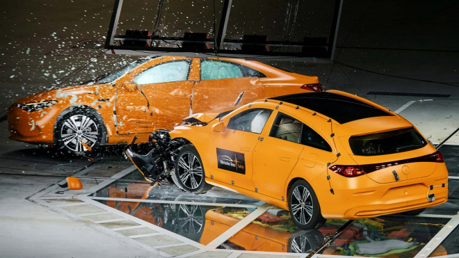 Nový marketingový bizár ze Stuttgartu: Mercedes se chvástá, jak naboural dvě auta v &bdquo;high-speed&rdquo; testu. Reálně jela rychlostí, jakou míjíte školy