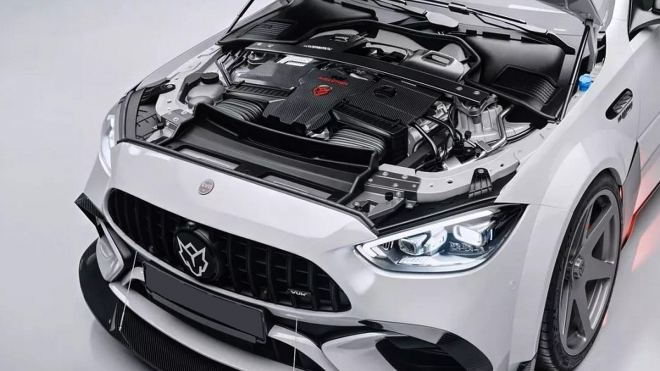 Firma ubalila další facku Mercedesu. Céčku dala motor V8, který se do něj prý „nevejde”, navíc připomíná ikonické EVO II