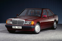 Un homme a vendu l'indestructible Mercedes familiale après l'avoir possédée pendant 22 ans. 8 ans plus tard, il rachète la même voiture - 1 - Mercedes-Benz 190 E official period 01