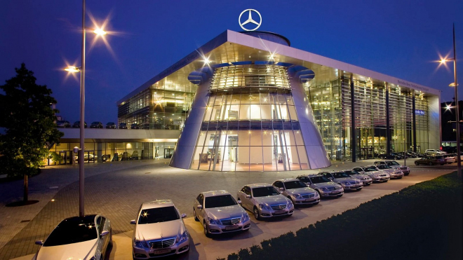 Mercedes už nepočítá, že by dál prodával tolik aut. Chce se zbavit svých dealerství s 8 000 zaměstnanci, pro ty je to „facka do tváře”
