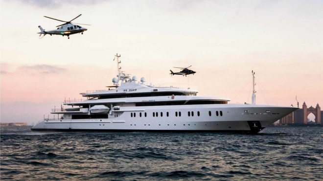 Le superyacht d'un cheik arabe, d'une valeur d'un milliard de dollars, est à vendre. À l'intérieur, c'est un palais de luxe flottant.