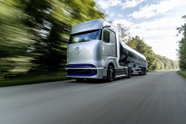 EU se rozhodla zbavit všech kamionů poháněných diesely, ale kdo tedy zastane jejich práci? - 2 - Mercedes-Benz GenH2 2020 oficialni sada 02