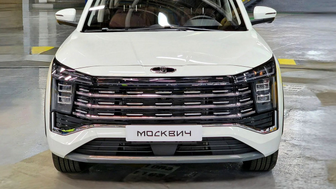 Nový vrcholný Moskvič se konečně začal prodávat. Je větší, silnější a vybavenější než srovnatelná Škoda, stojí ale podstatně míň