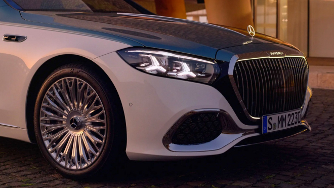 Mercedes faceliftoval vrcholnou třídu S Maybach a loga na ní září, plavou i sledují váš pohyb. Ten největší šok je ale pod kapotou