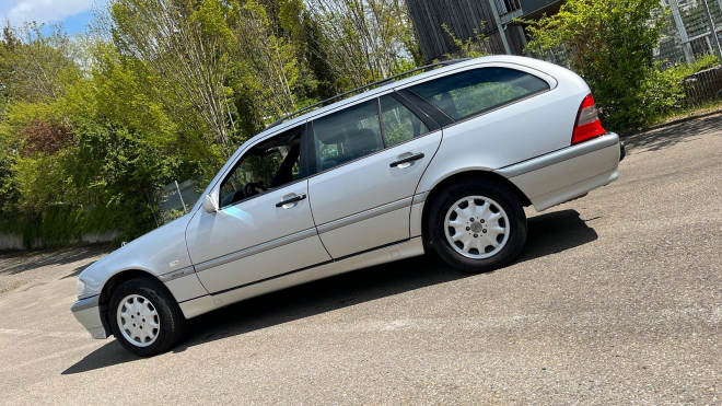 Uctívaný nezničitelný kombík Mercedesu se dá koupit skoro nejetý po 1. majiteli, stojí pakatel díky kosmetické vadě