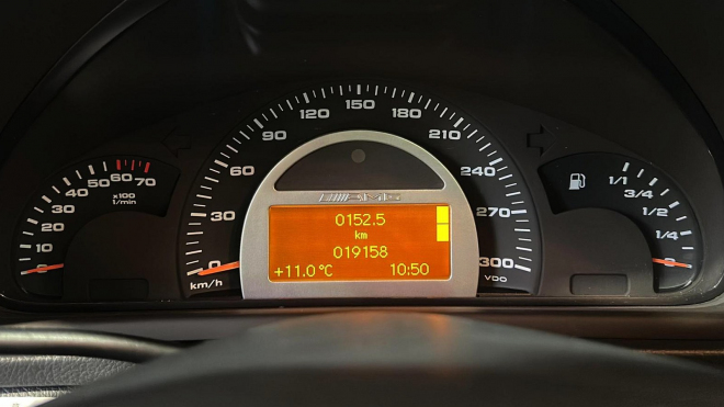 Trochu zapomenutá rodinná raketa Mercedesu se dnes i nejetá prodává za směšné peníze, i když dobový soupeř od BMW stojí miliony