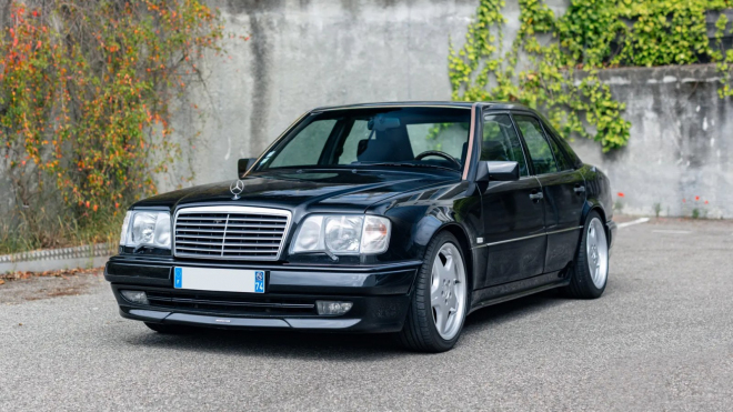 Vzácný vrchol německého sportovního luxusu 90. let je k mání v úžasném stavu, vzniklo jen 12 takových aut