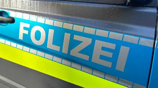 Němec si udělal zjevně legrační napodobeninu policejního vozu s nápisem Folizei, udělali u něj domovní prohlídku a auto mu sebrali