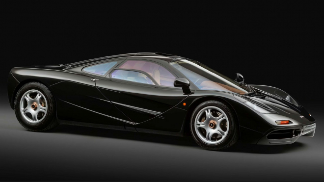 O tento McLaren F1 se klienti prali dřív, než byl vyroben, i když fakticky nevybočuje. Teď je na prodej a čeká se další mela