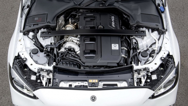 Pokrok podle Mercedesu: Nové Céčkové AMG s podměrečným motorem v testu totálně zlikvidoval 6 let starý předchůdce
