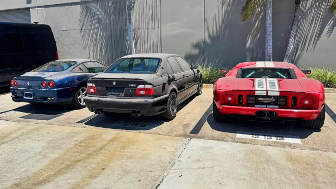 Opuštěný sklad vydal poklad v podobě desítek nejetých automobilových pecek včetně zánovního BMW M5 E39 či nového Fordu GT