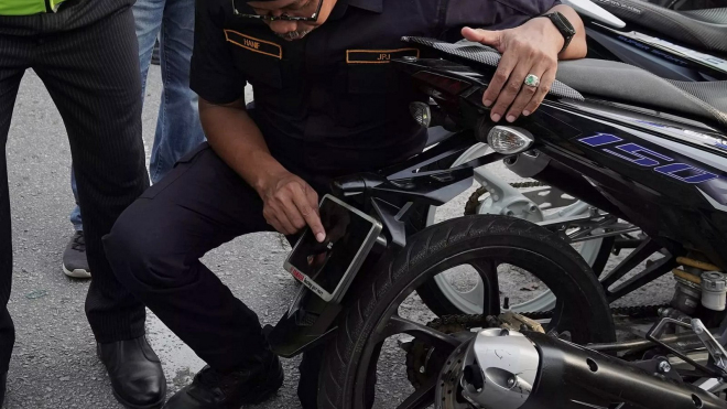 Řidič si zkusil dát na motorku „nejmenší registrační značku na světě”, policie to neocenila
