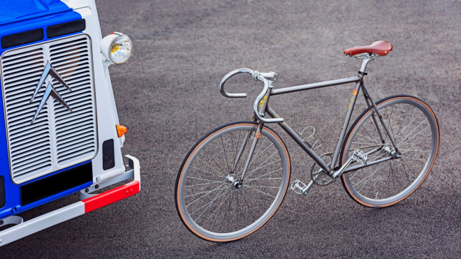 Kdysi město aut přechází na kola a je to tragédie. V Paříži vznikají kvůli bicyklům zácpy, cyklisté si jdou po krku