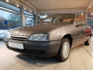 Le concessionnaire officiel Opel vend une légende des années 80 et 90 encore non portée, presque entièrement rongée par la rouille - 1 - Opel Omega A 20i 1988 non portée vente 01