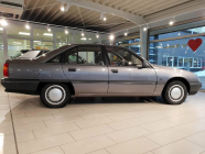 Le concessionnaire officiel Opel vend une légende des années 80 et 90 encore inutilisée, presque entièrement rongée par la rouille - 3 - Opel Omega A 20i 1988 nejeta sale 03