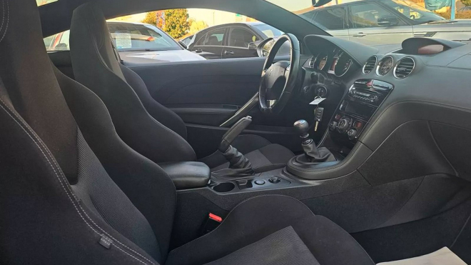 Někdo najel 411 tisíc km s autem, které se pro to hodí asi jako smoking na stavbu. Vypadá překvapivě fit a nestojí skoro nic