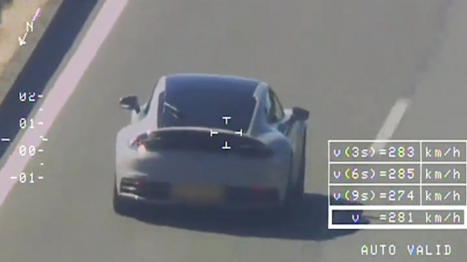 Řidiče Porsche 911 změřili z vrtulníku, jak jede 285 km/h na silnici s povolenou stodvacítkou, to se hned tak nevidí