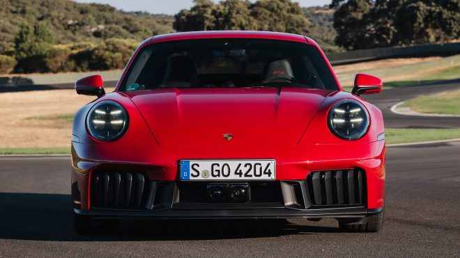 Hybridní Porsche 911 je znovu zdrojem zklamání, v klání s tuctovějším BMW neexcelovalo ani v tom, v čem mělo