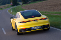 Porsche n'arrêtera pas les moteurs à combustion tant que c'est encore possible, au moins elle a le bon sens de le faire - 2 - Porsche 911 992 Carrera base 2023 Autobahn 02