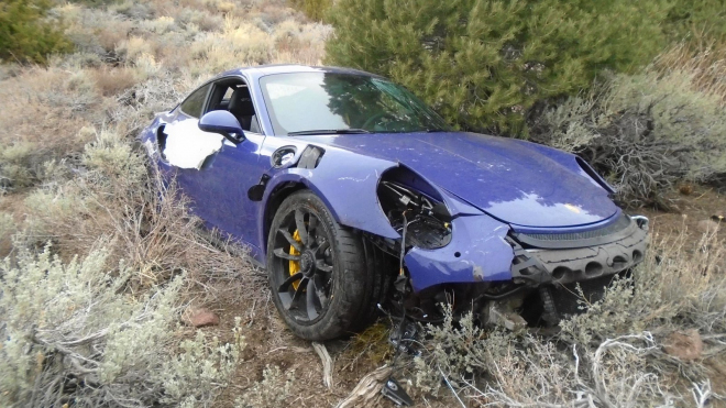 Muž vyhrál v loterii Porsche 911 GT3 RS i s milionem na provoz, záhy ho totálně zničil při nehodě. A na krku má policii