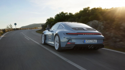 Porsche continue de caresser le cœur des puristes, sa dernière innovation associe une boîte manuelle au meilleur moteur non turbo - 3 - Porsche 911 S-T 2023 first set 03