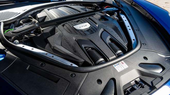 Absurdita moderních aut nezná mezí. Obyčejná výměna vzduchového filtru u Porsche Panamera je tak složitá, že musíte sundat půl přídě