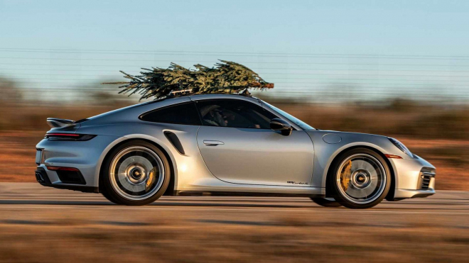 Jak rychle jde jet s vánočním stromečkem na střeše? 750koňové Porsche vám ukáže