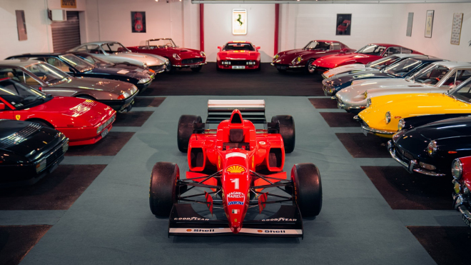 Bývalý závodník prodává neskutečnou sbírku 28 vzácných Ferrari, jeho riskantní sazka vyšla