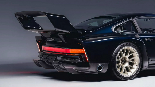 Není tahle &bdquo;prdelka&rdquo; už trochu moc? Patří Čarodějovi, se 700 koňmi nechá zmizet všechno, co se mu objeví v zrcátkách