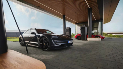 Porsche a présenté une solution intéressante pour les propriétaires de voitures électriques qui n'ont rien à faire, pour le reste il n'y a rien de plus - 2 - Porsche Charging Lounge 2023 first photo 02