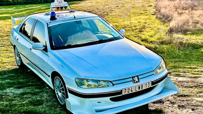 K mání je legendární Peugeot skutečně použitý při natáčení filmu Taxi, zůstaly mu všechny slavné úpravy