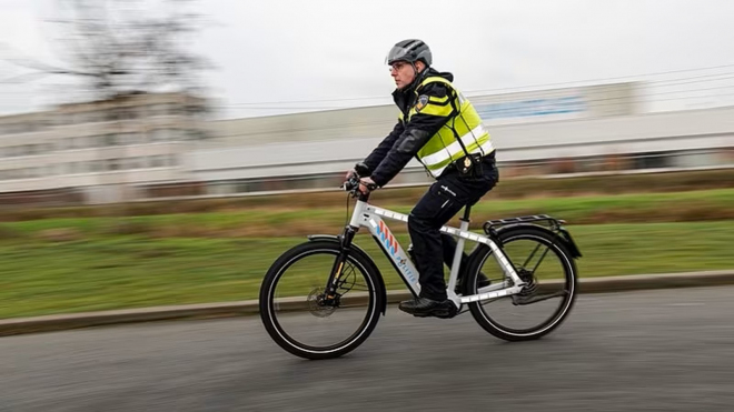 L'officier de police qui, en tant que youtuber, fait régulièrement la morale aux automobilistes, est maintenant flashé à 51 km/h au-dessus de la limite et passe à la moto.