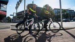 Un policier dans le rôle d'un youtuber moralisait régulièrement les conducteurs, maintenant il a été mesuré 51 km/h au-dessus de la limite et passe à un vélo - 1 - Politie nederland pedelec ofi 02