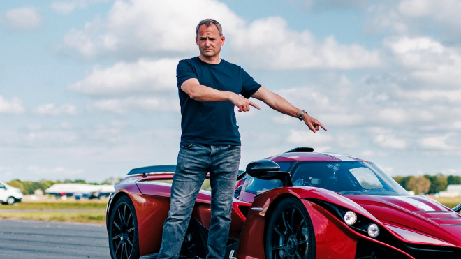 Český supersport se starým Stigem za volantem zničil slavnou trať Top Gearu, rychlejší je na ní už jen jedno auto