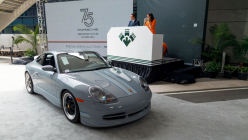 La version la plus chère de la Porsche 911 indésirable a été achetée par un célèbre comédien, qui l'a payée 26 millions de couronnes tchèques - 1 - Porsche 911 Sport Classic Coupe 2023 first set 01