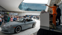 Lorsque vous conduisez en Autriche, on peut vous confisquer votre voiture pour excès de vitesse et la vendre aux enchères comme objet indésirable aux objets trouvés - 2 - Porsche 911 Sport Classic Coupe 2023 première série 02