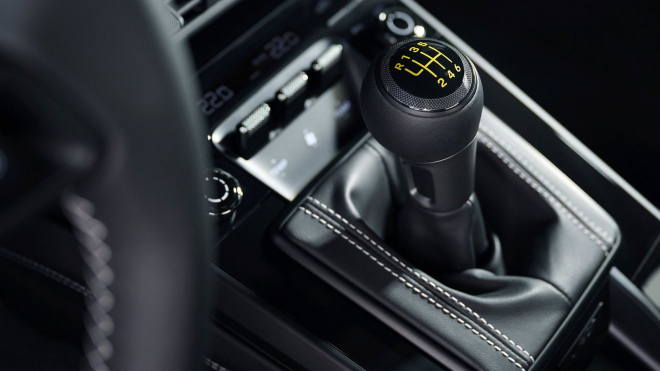 Po falešném zvuku Porsche přijde i s falešným manuálním řazením, navíc ani nebude originální