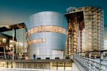 VW lief einwandfrei, Demonstranten klammerten sich an den Museumsboden und beschädigten mehrere Autos - 1 - Protest Scientist Rebellion 2022 VW Autostadt 01