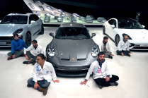 VW lief einwandfrei, Demonstranten klammerten sich an den Museumsboden und beschädigten mehrere Autos - 2 - Protest Scientist Rebellion 2022 VW Autostadt 02