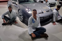 VW lief einwandfrei, Demonstranten klammerten sich an den Museumsboden und beschädigten mehrere Autos - 3 - Protest Scientist Rebellion 2022 VW Autostadt 03